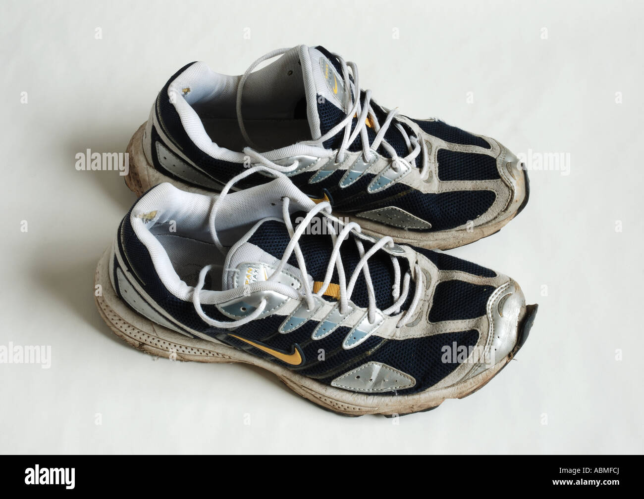 Un vecchio paio di scarpe da running Nike Foto stock Alamy