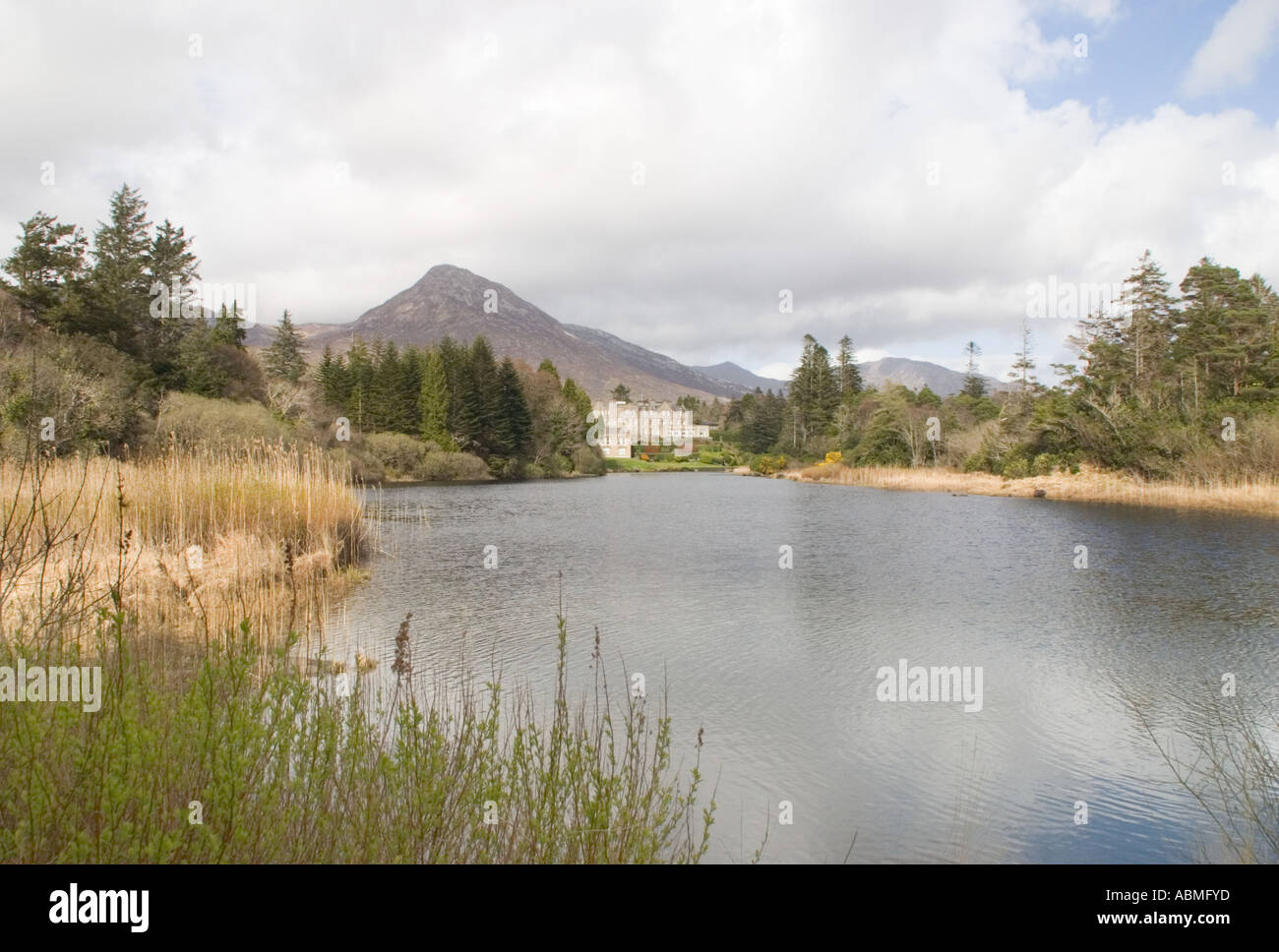 Ballynahinch Castle Hotel e il lago di Connemara Irlanda Foto Stock