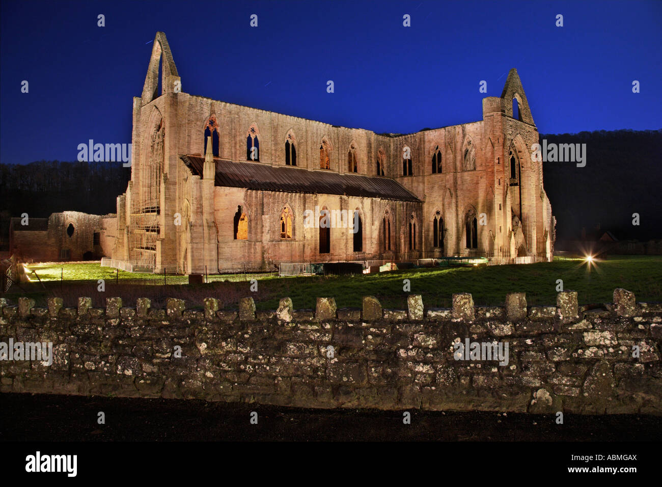 Orizzontale, foto a colori di Tintern Abbey nella valle del Wye, Monmouthshire, Galles del Sud. Regno Unito Foto Stock
