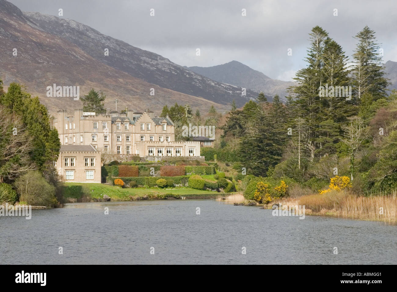 Ballynahinch Castle Hotel e il lago di Connemara Irlanda Foto Stock