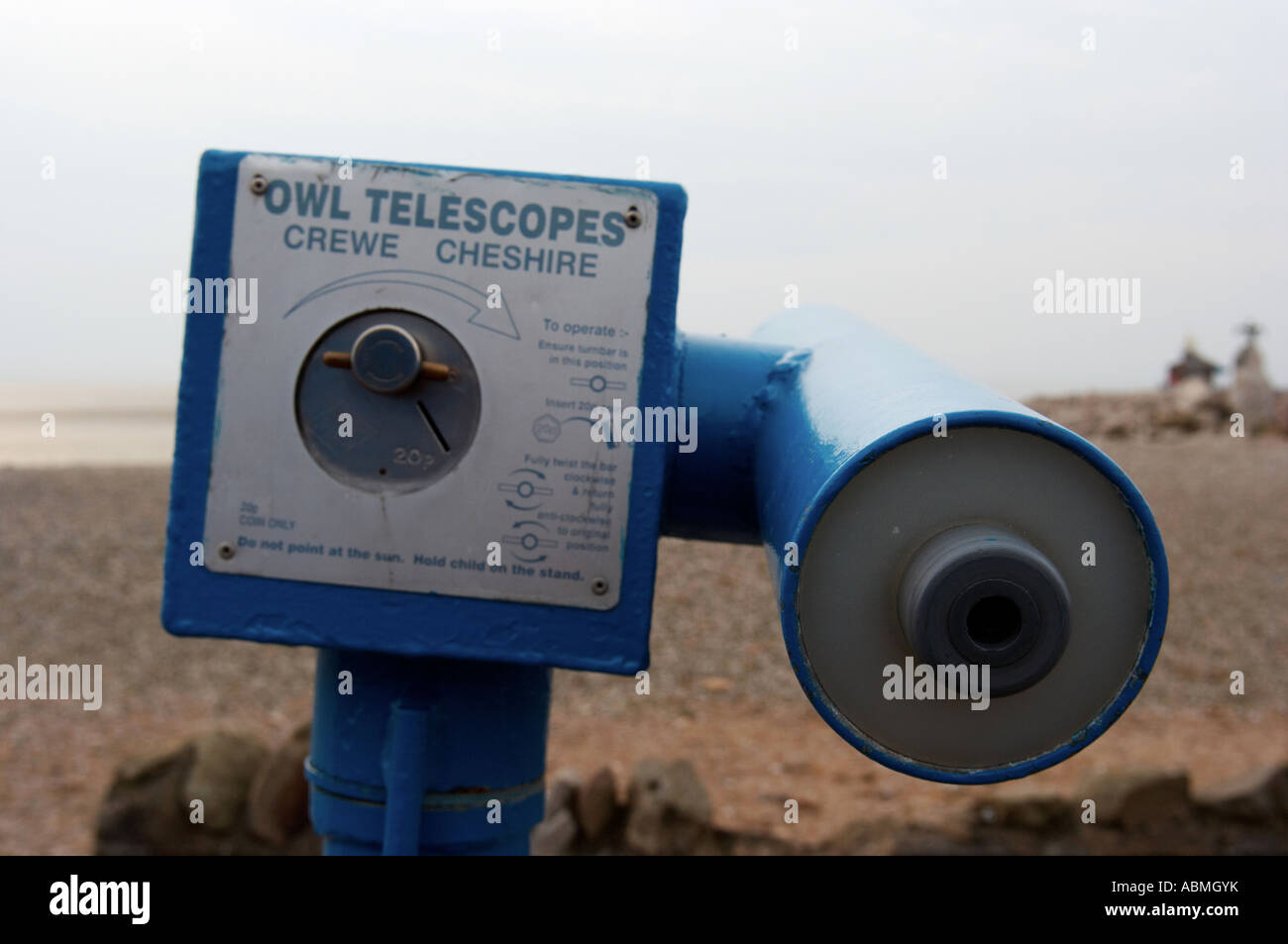 Paesaggio orizzontale foto di un gettone telescopio per turisti sul lungomare presso la località balneare di Morecambe in Lancas Foto Stock