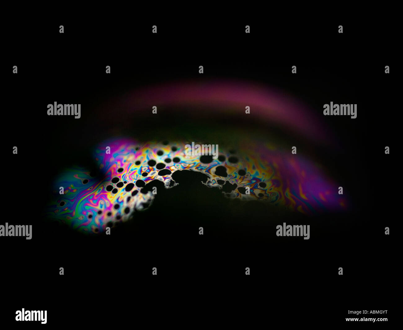 Foto macro della superficie di una bolla che mostra multi pattern colorati in olio sulla superficie Foto Stock