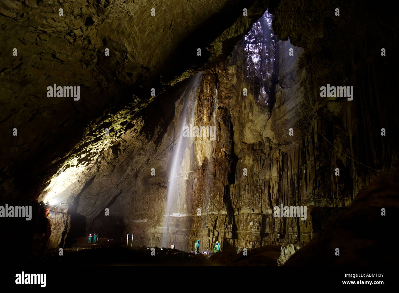 Paesaggio orizzontale foto di schiusi gill cavern sotto ingleborough nel Yorkshire Dales Foto Stock