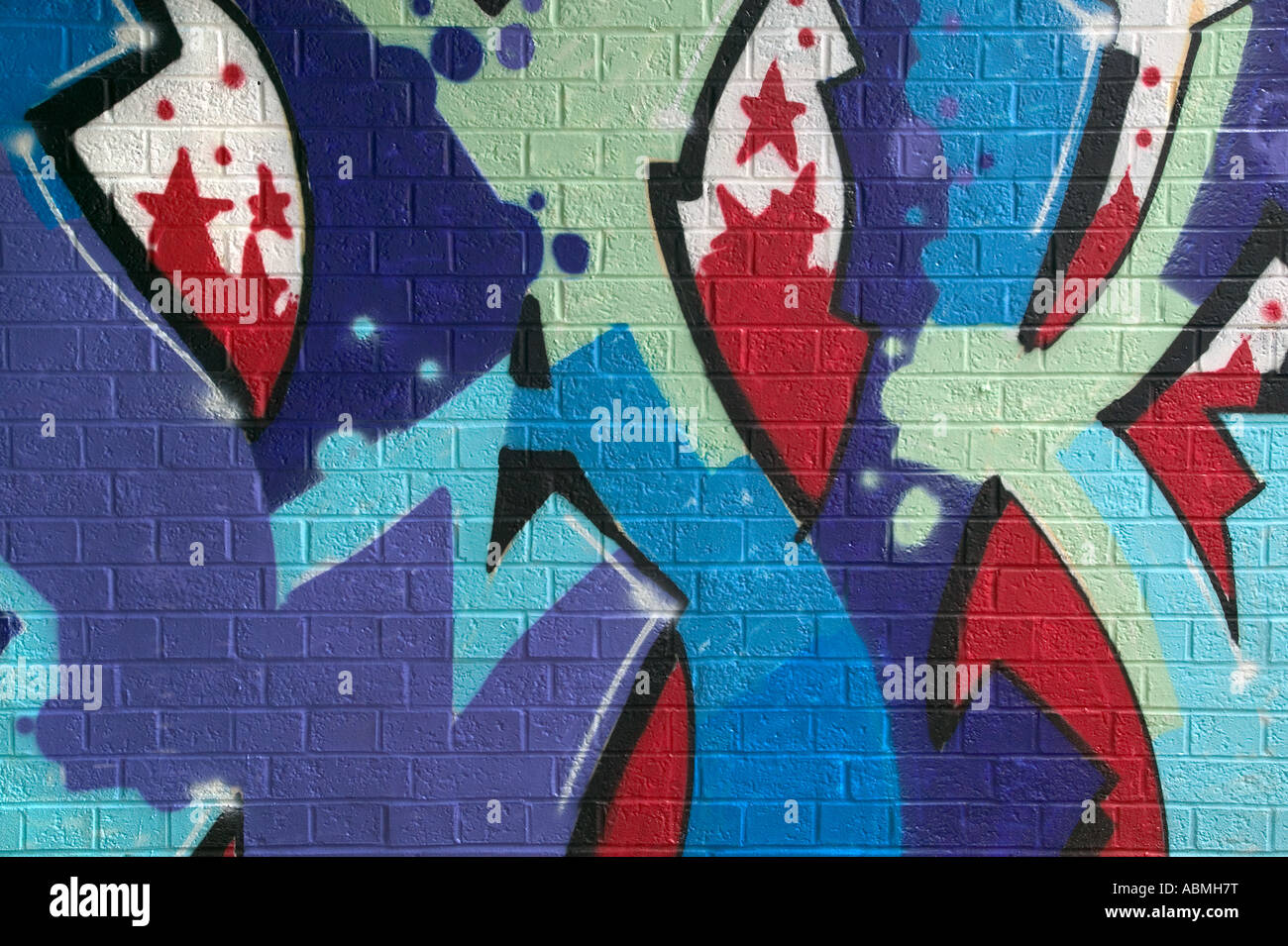Coloratissimo graffito spray dipinta su un muro di mattoni Foto Stock
