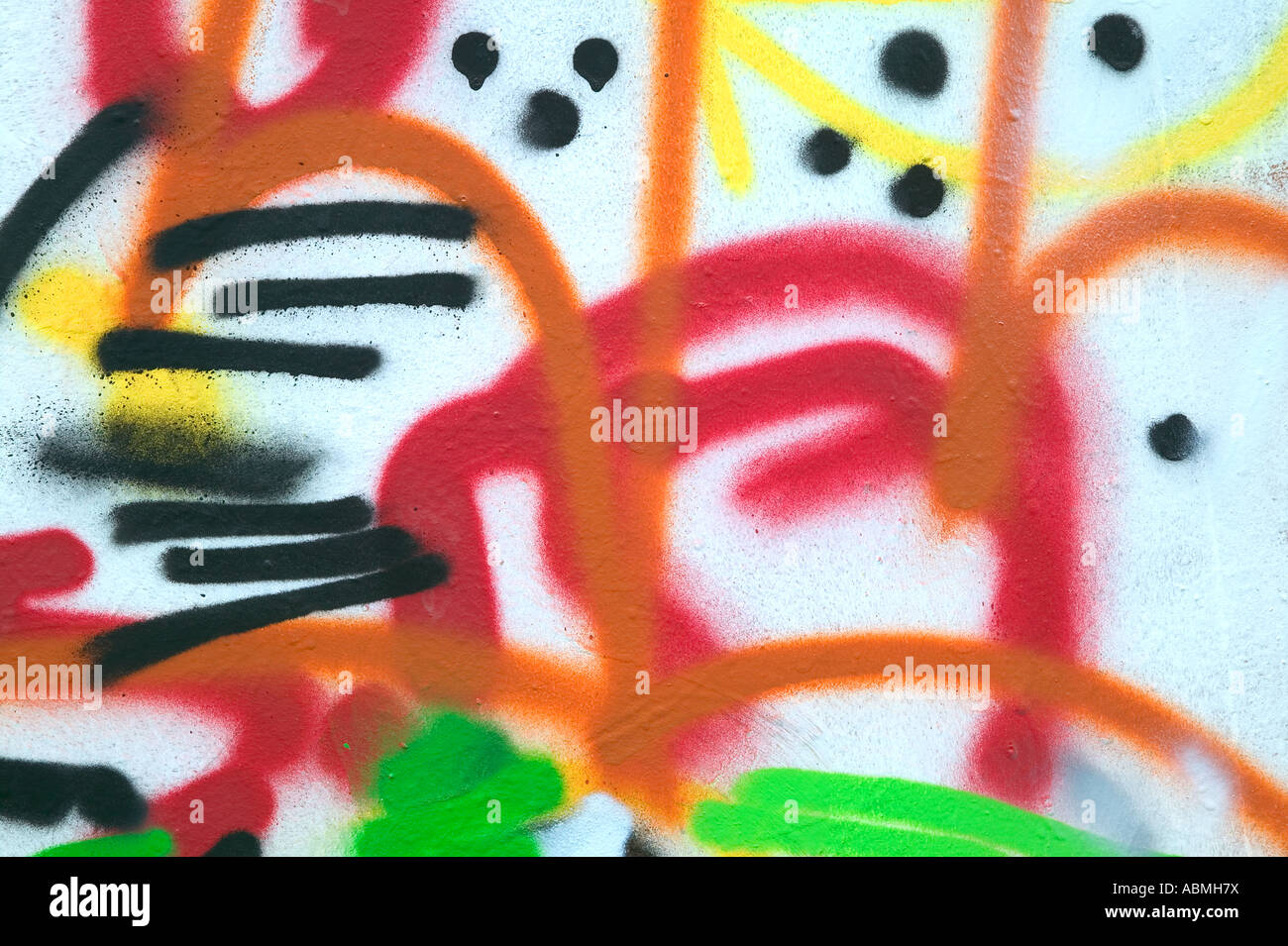 Abstract Graffiti spruzzato sul lato di un metallo contenitore di storage Foto Stock