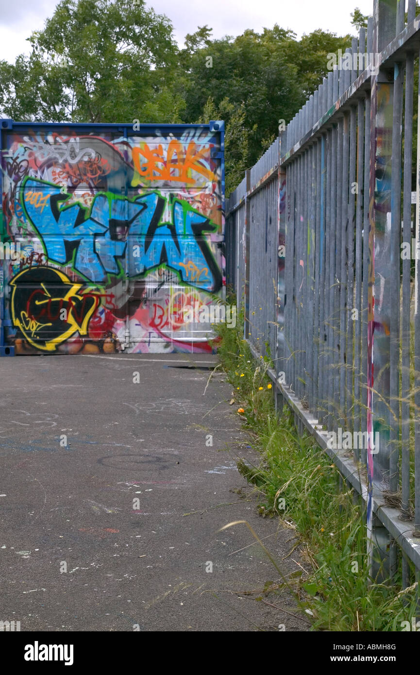 Graffiti sulle ringhiere metalliche e un contenitore di stoccaggio Foto Stock