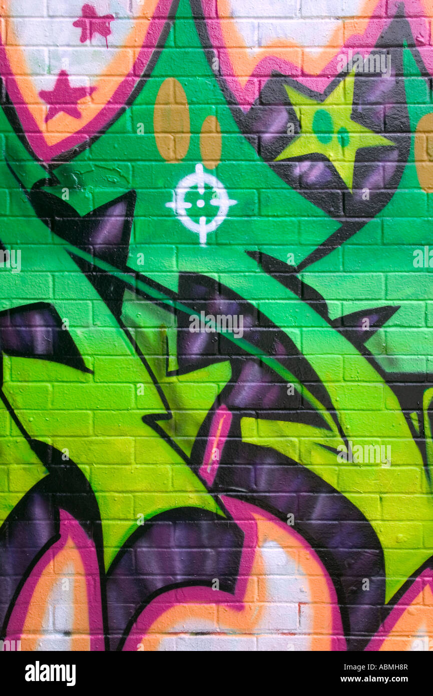 Immagine colorata di graffiti spray dipinta su un muro di mattoni Foto Stock
