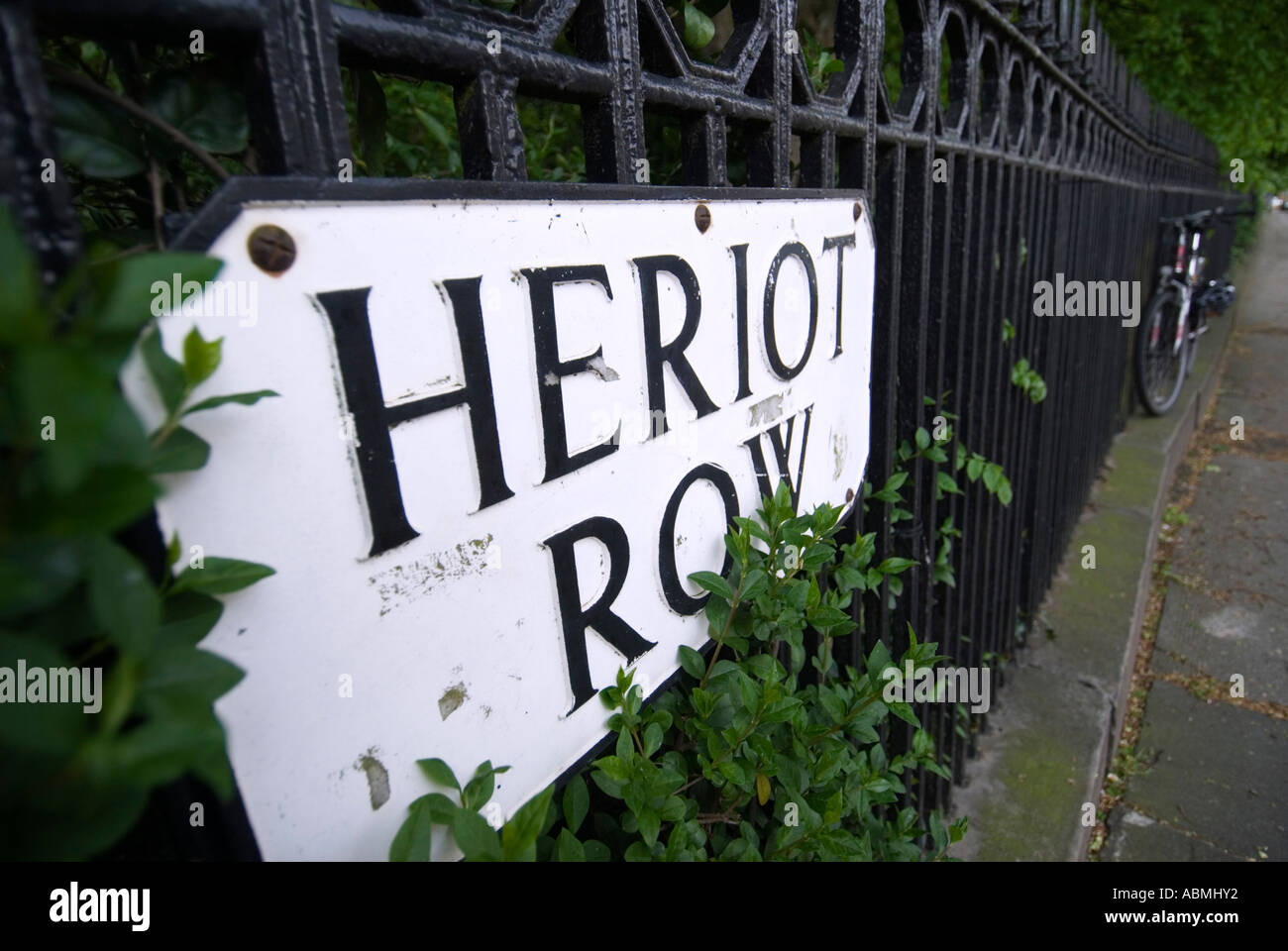 Dettaglio di un cartello stradale per Heriot Row nel nuovo quartiere della città di Edimburgo Foto Stock