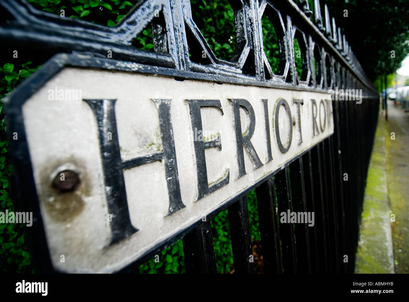 Dettaglio di un cartello stradale per Heriot Row nel nuovo quartiere della città di Edimburgo Foto Stock