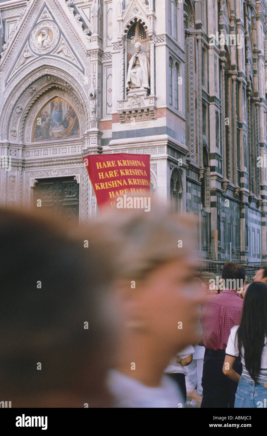 Hari Krishna sfilano in Firenze al di fuori del Duomo Foto Stock