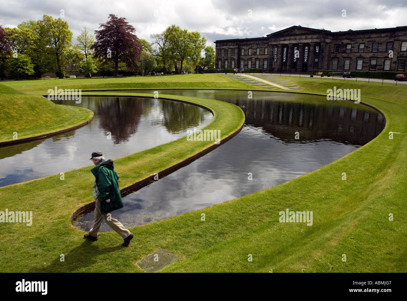 Parco paesaggistico e lago a Scottish National Gallery of Modern Art di Edimburgo in Scozia Foto Stock