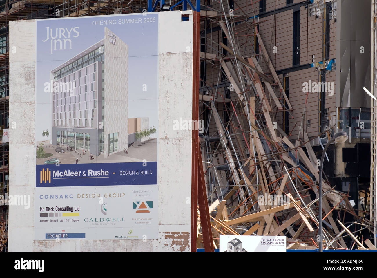 Ponteggio crollato sul sito di costruzione sul nuovo Jurys Inn Hotel a Witan Gate Midsummer Boulevard nel centro di Milton Keynes Foto Stock