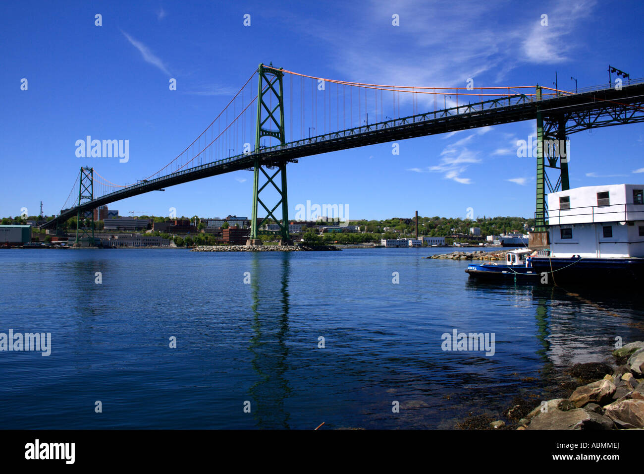 L'Angus L. Macdonald bridge spanning Halifax Harbour, Halifax, Nova Scotia, Canada, America del Nord. Foto di Willy Matheisl Foto Stock