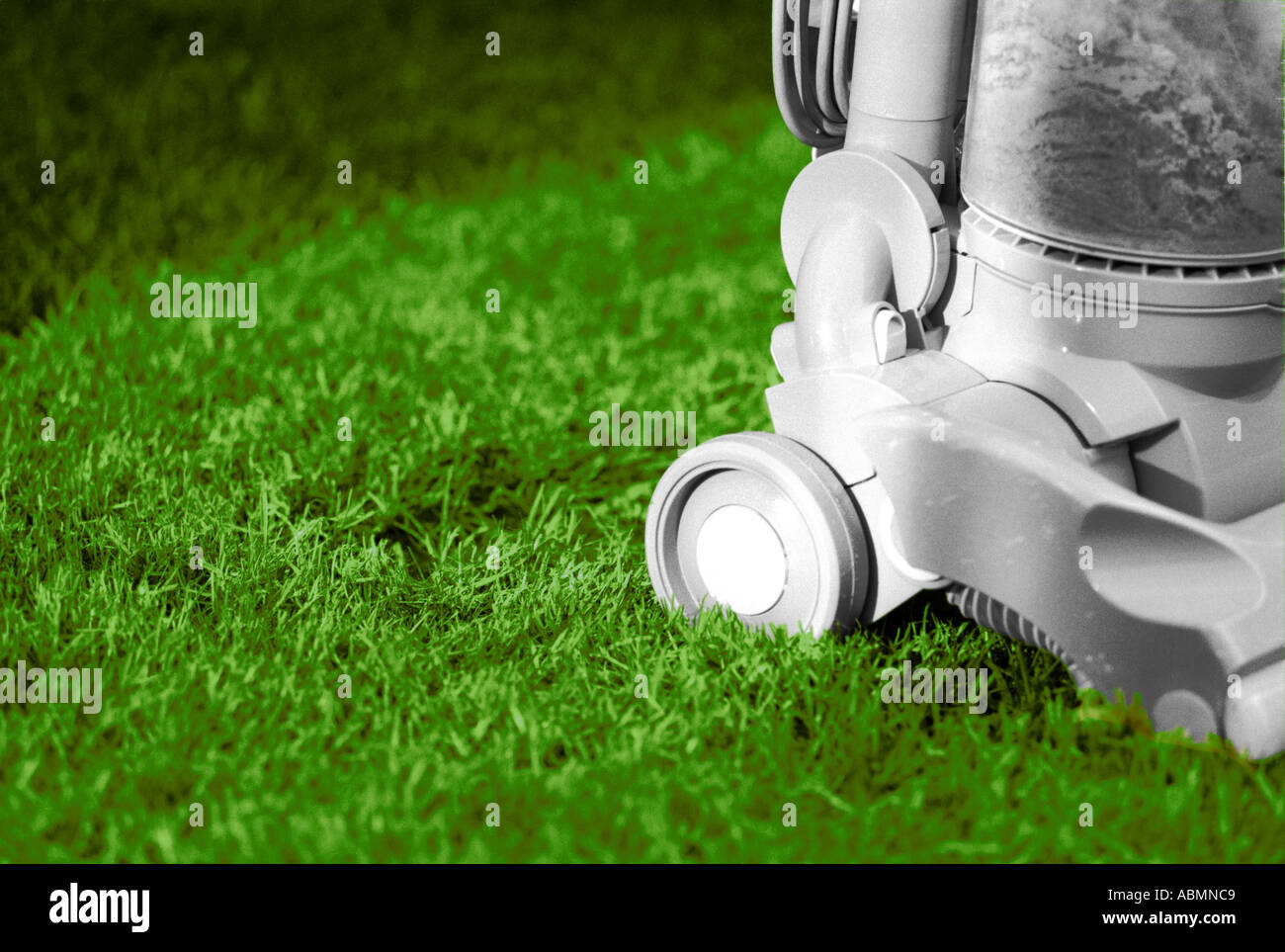 Un Dyson Hoover (aspirapolvere) sull'erba Foto Stock