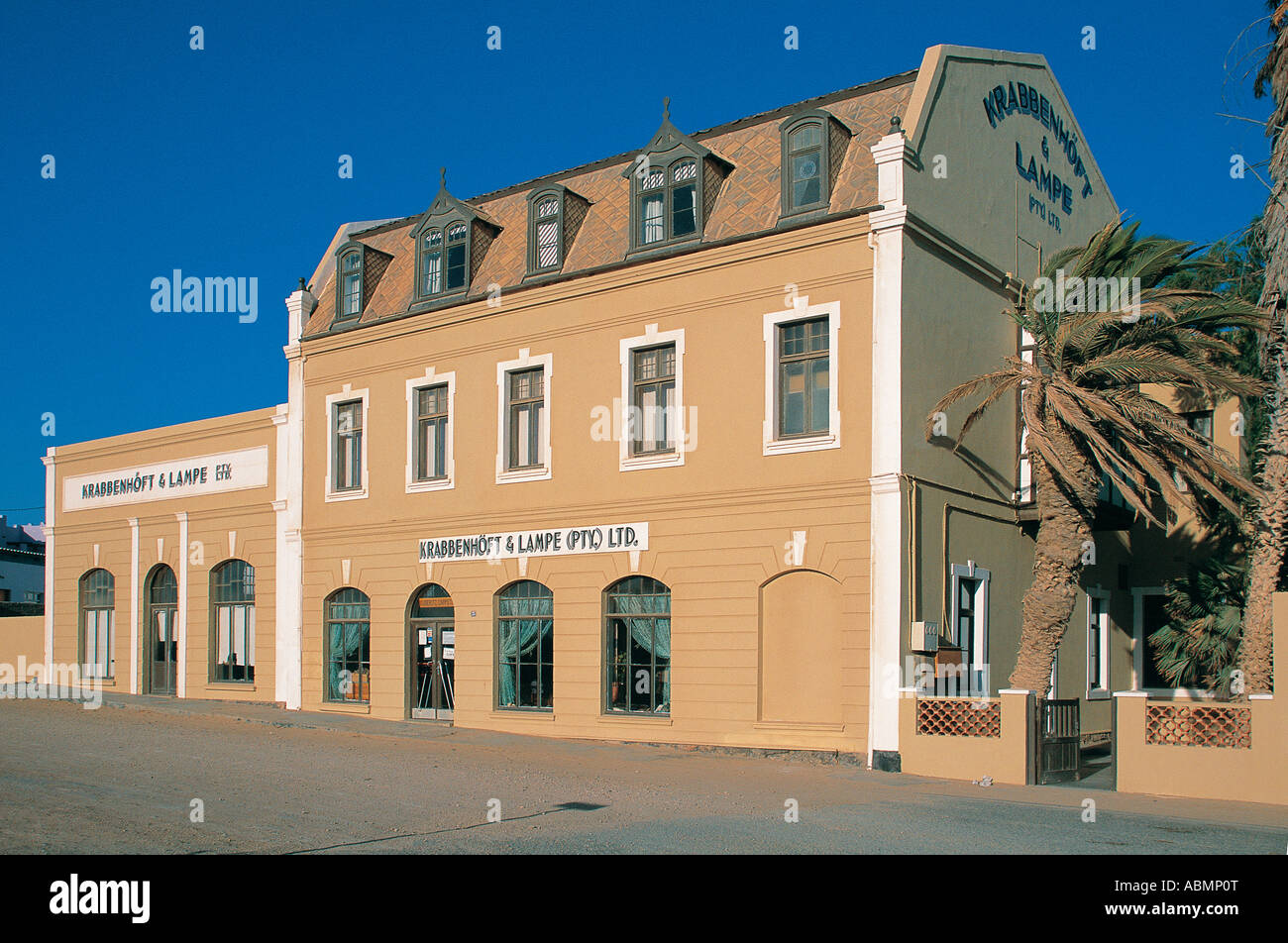 Krabbenhoft e Lampe Shop costruito nel novecento ora un tappeto karakul mill Luderitz Namibia Foto Stock