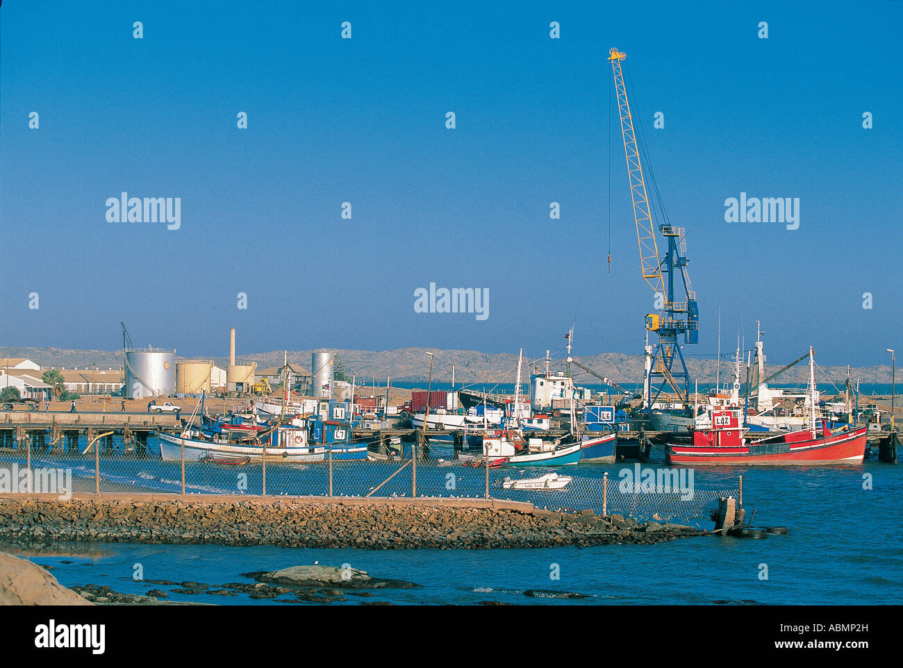 Navi e una gru in rapida espansione Ludertiz porto della Namibia Foto Stock