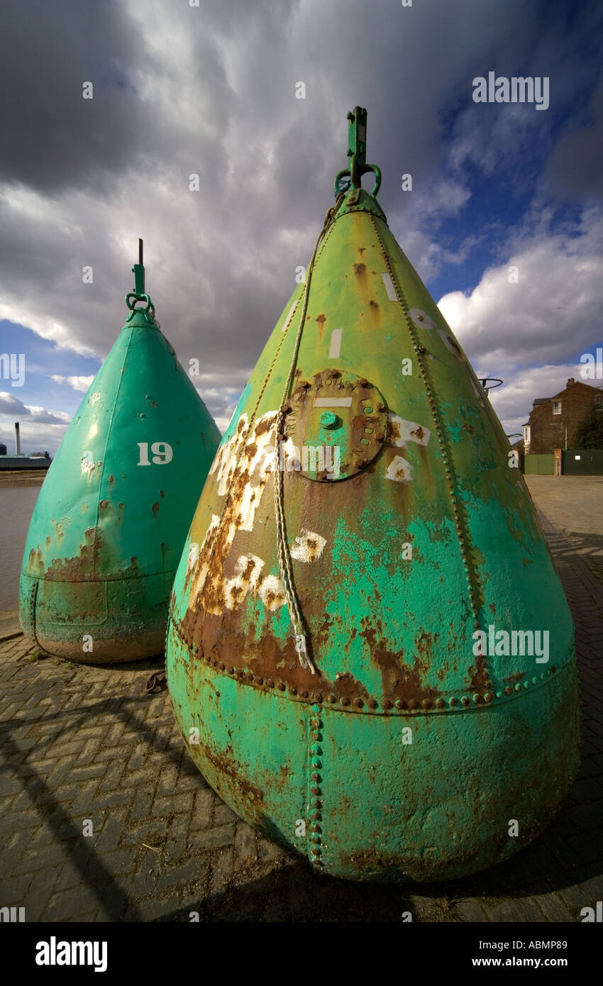 Grande verde gavitelli di ormeggio in banchina a Prufleet in King s Lynn nel Norfolk in Inghilterra nel mese di marzo 2005 con drammatica del cielo Foto Stock