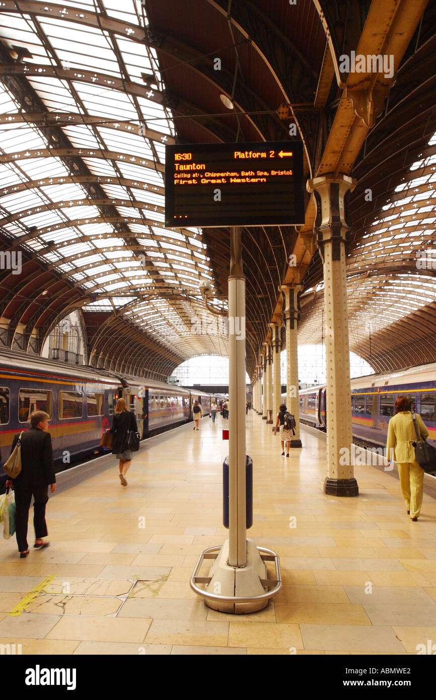 Londra Paddington railway station piattaforma e pendolari Foto Stock