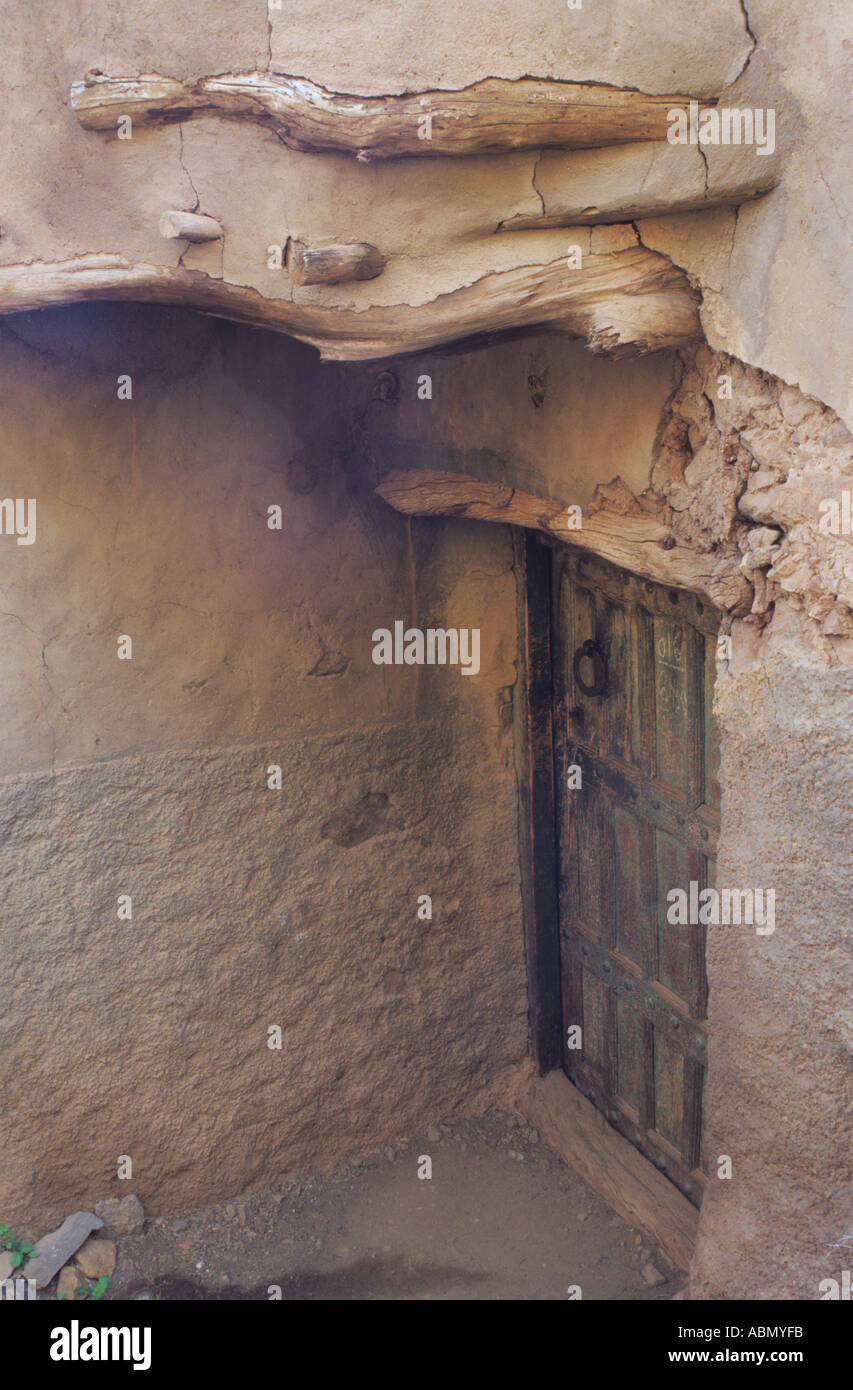 Porta incassata ad una pietra e fango / casa di argilla in Valle di Ameln Marocco Foto Stock