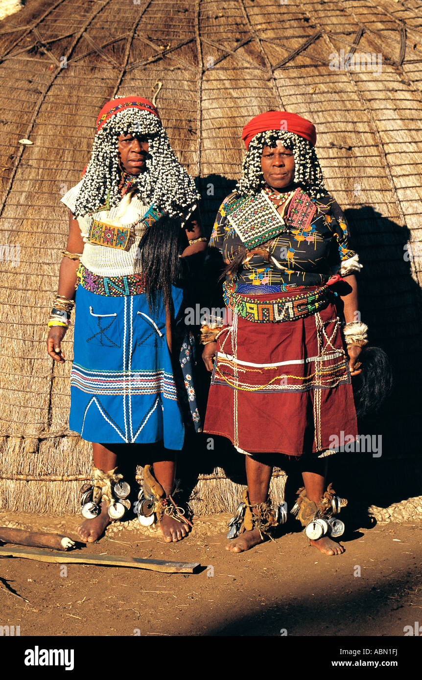 Due Zulu Sangoma donne che indossano abiti tradizionali Zululand in Sud Africa Foto Stock