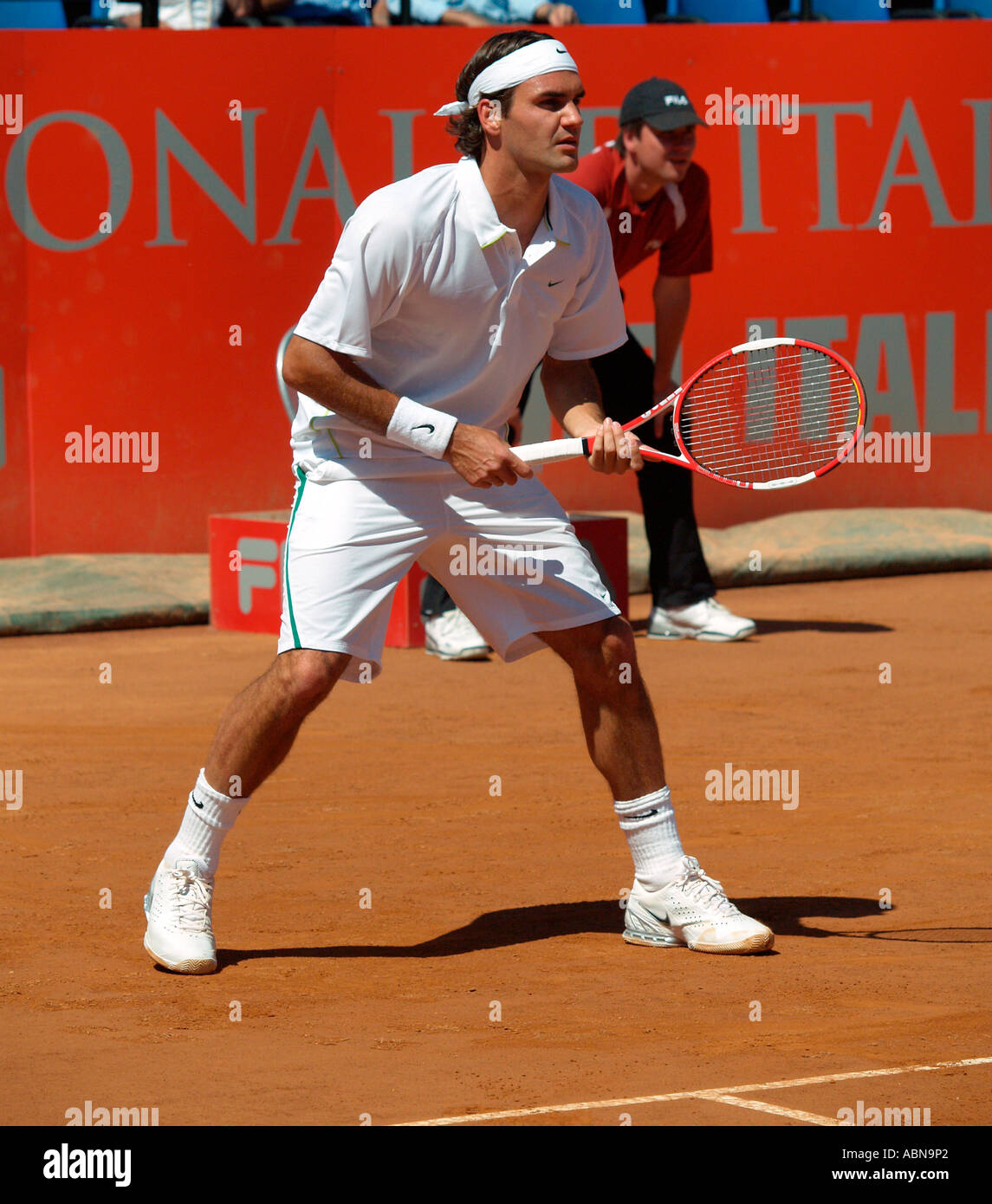 Roger Federer pronto a ricevere servire da David Nalbandian in semifinale  Roma international tennis masters 13 Giugno 2006 Foto stock - Alamy