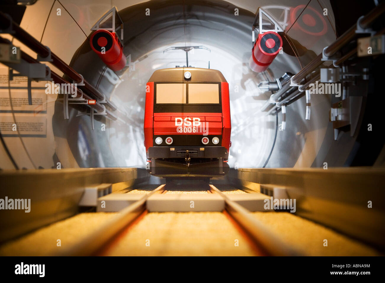 Modello di un treno nel grande tunnel della cinghia tra Zelanda e Funen Foto Stock
