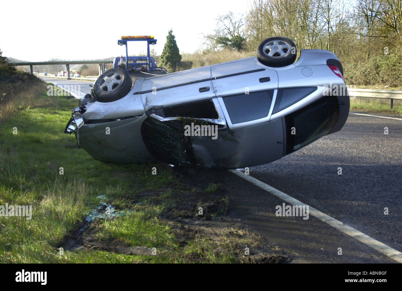 Argento Vauxhall Cavalier viene recuperato dopo un incidente A6 Barton REGNO UNITO Foto Stock