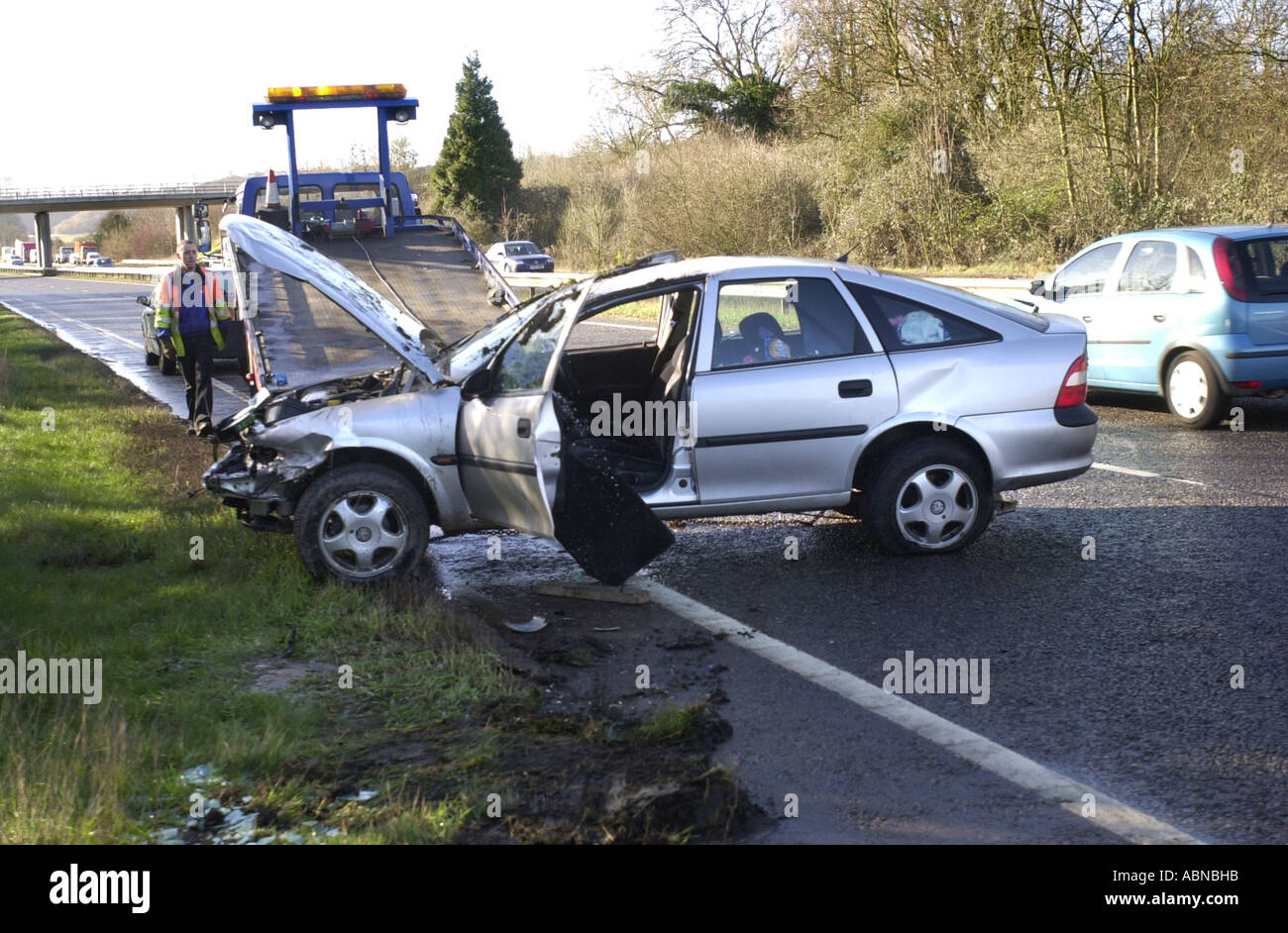 Argento Vauxhall Cavalier viene recuperato dopo un incidente A6 Barton REGNO UNITO Foto Stock