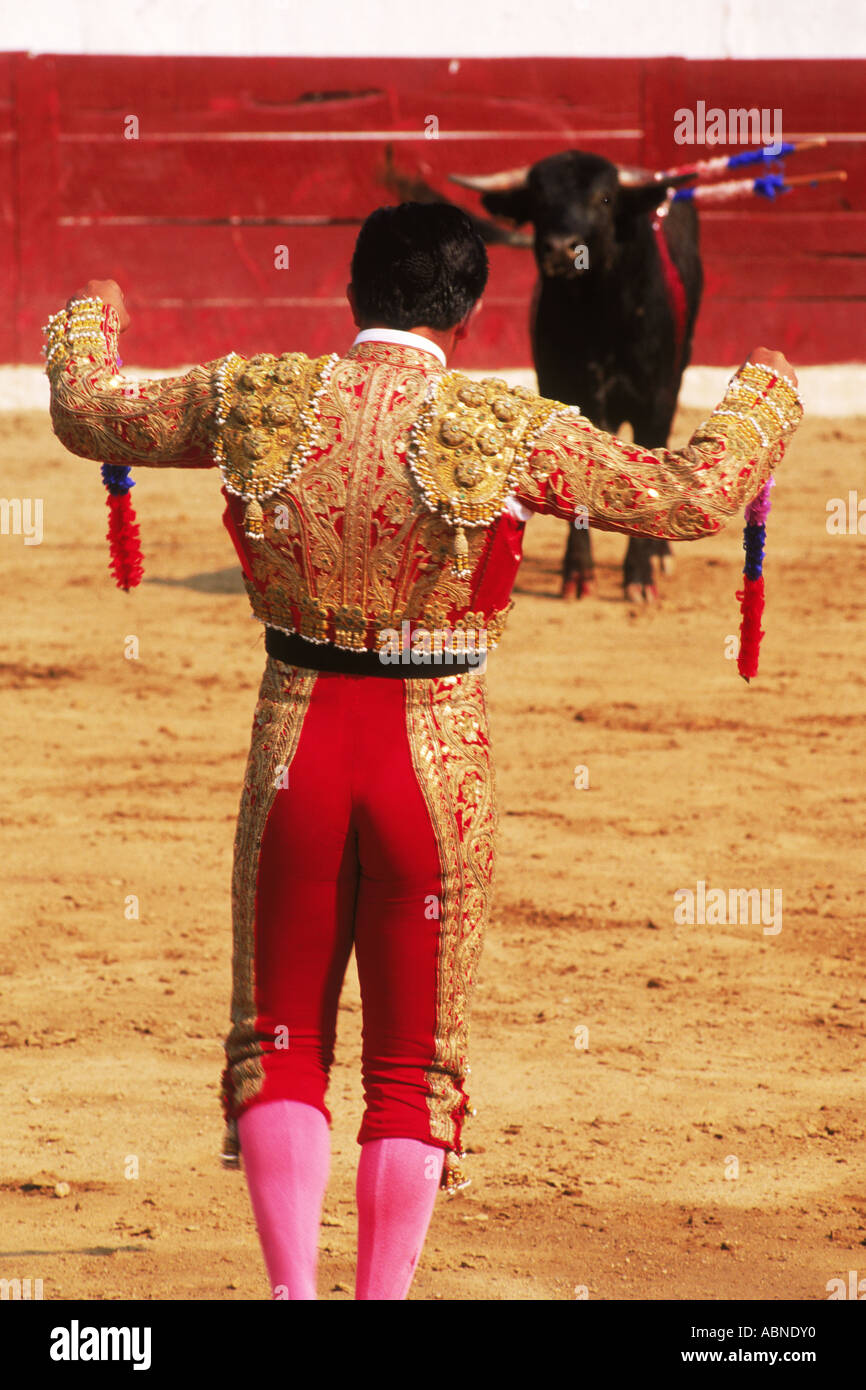 Set Banderillero al posto di filo spinato decorata in legno bastoni in bull in preparazione per il Matador Foto Stock