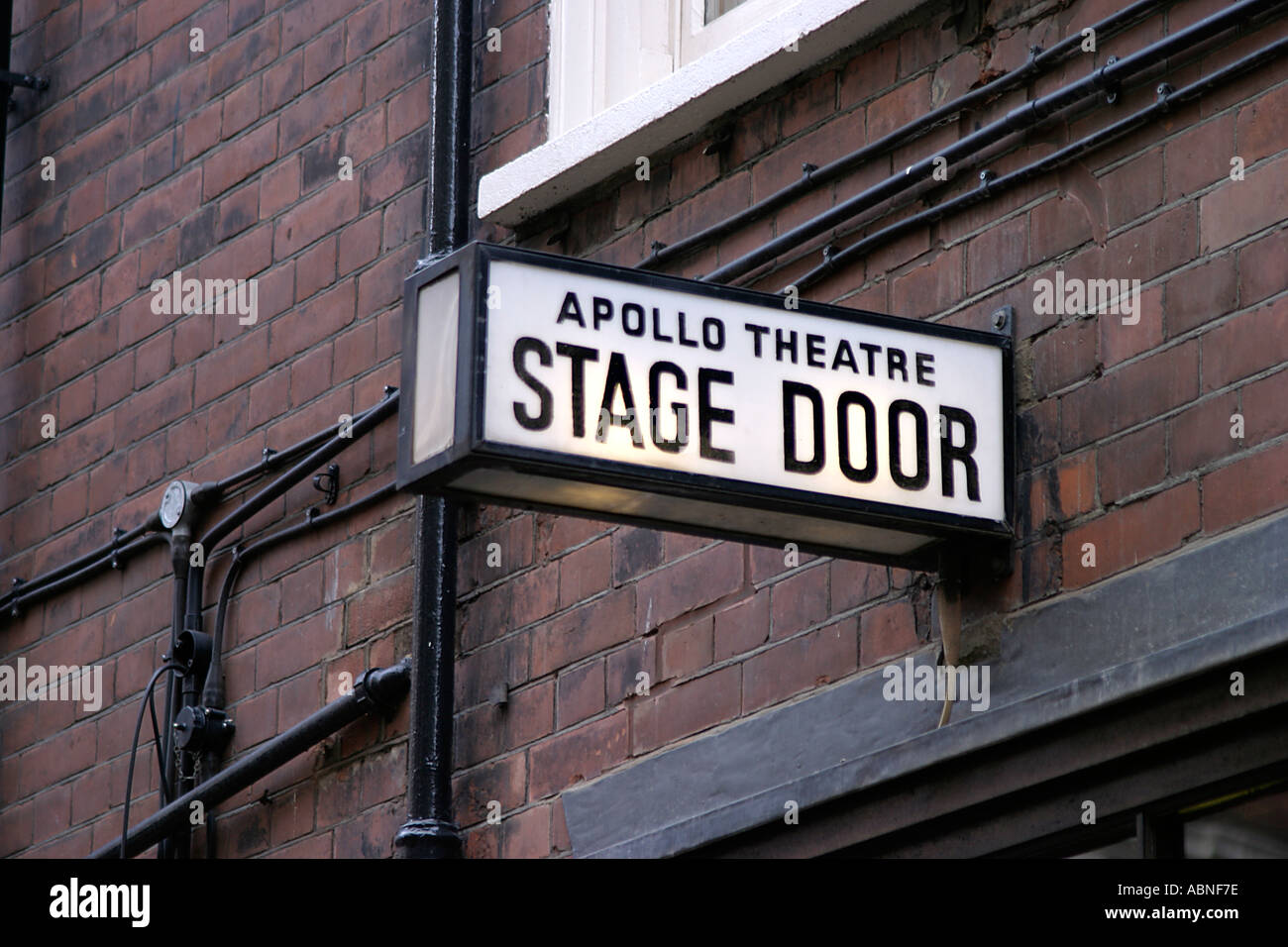 Apollo Theatre stage door sign in London s theatreland Inghilterra Foto Stock
