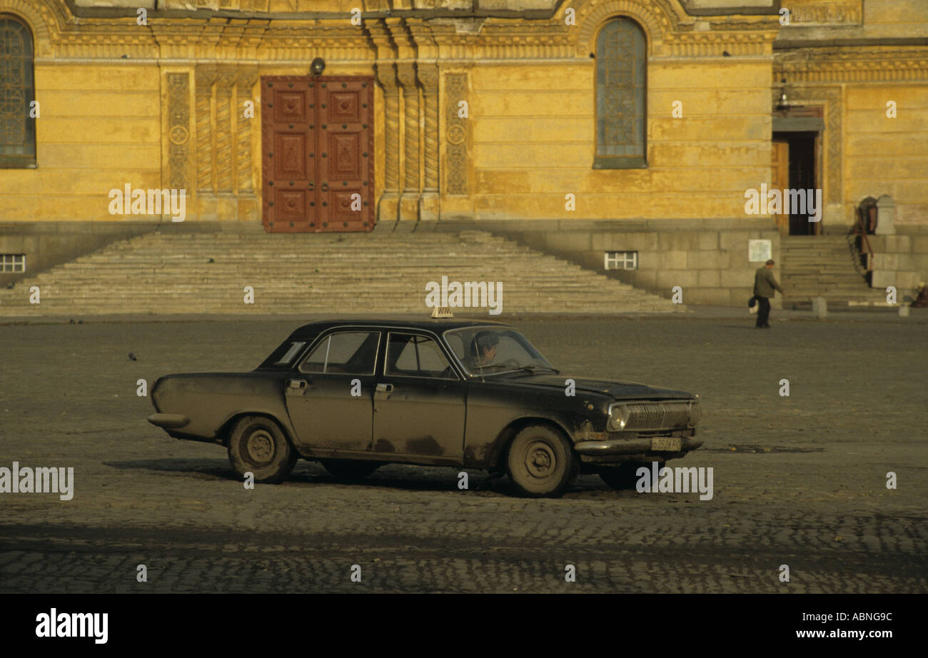 Un auto volga al di fuori di ascensione nella cattedrale di Novocherkassk vicino a Rostov sul Don nella Russia meridionale Foto Stock