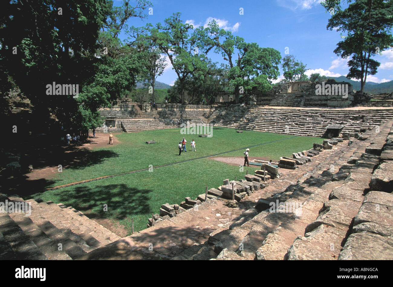 Honduras Copan Ruinas le rovine Maya di turisti nel cortile aperto Foto Stock
