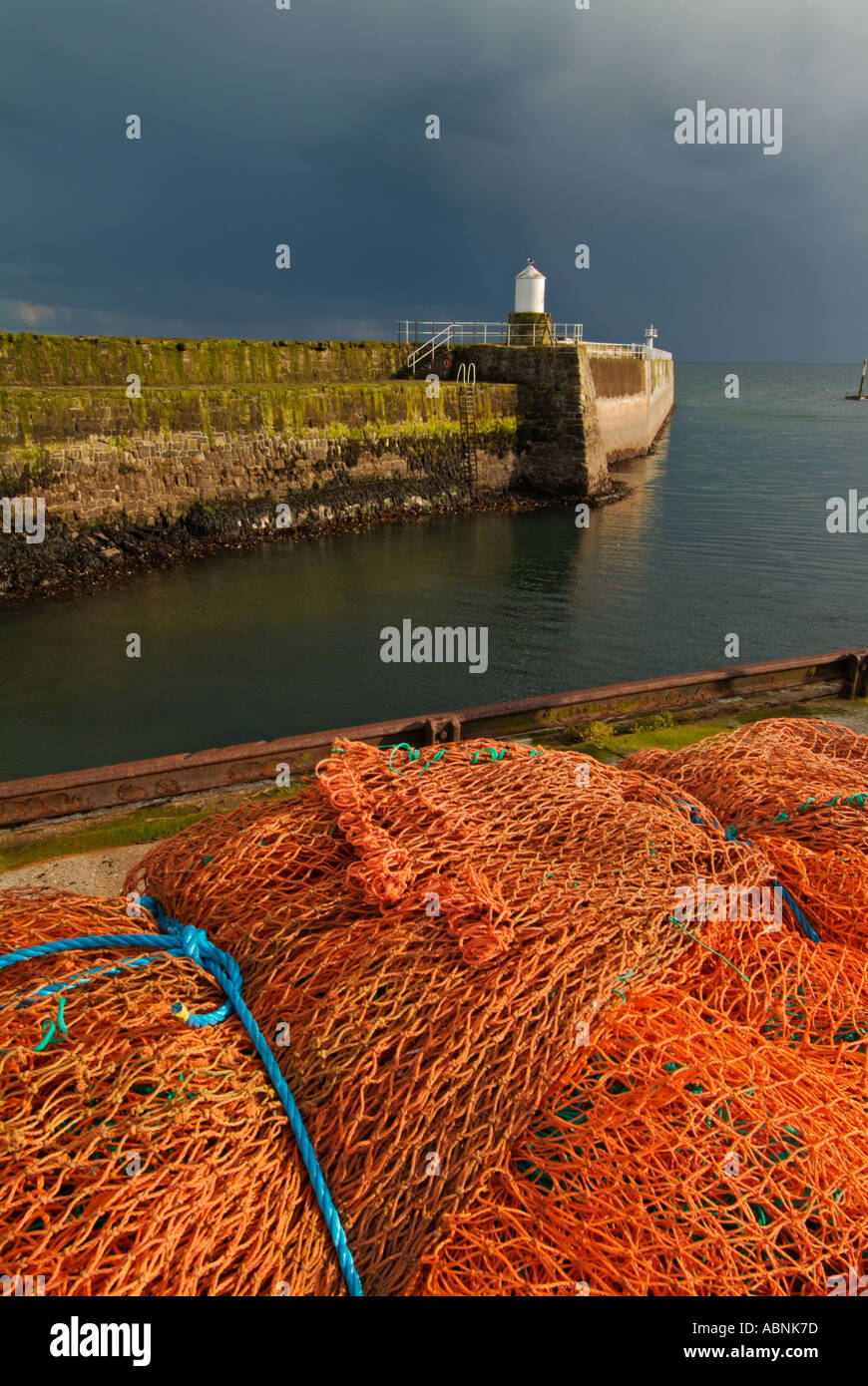 Orange reti da pesca nel costiero scozzese porto di Pittenweem Scozia East Neuk di Fife Regno Unito GB EU Europe Foto Stock