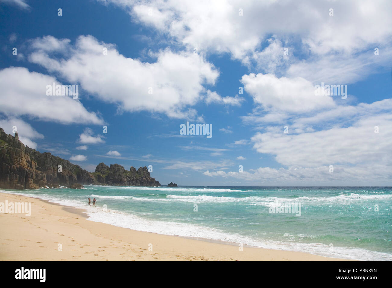 Cornish Coast Pedn Vounder Pednvounder spiaggia sabbiosa con surf e le splendide scogliere di Treryn Dinas Treen scogliere Porthcurno Foto Stock