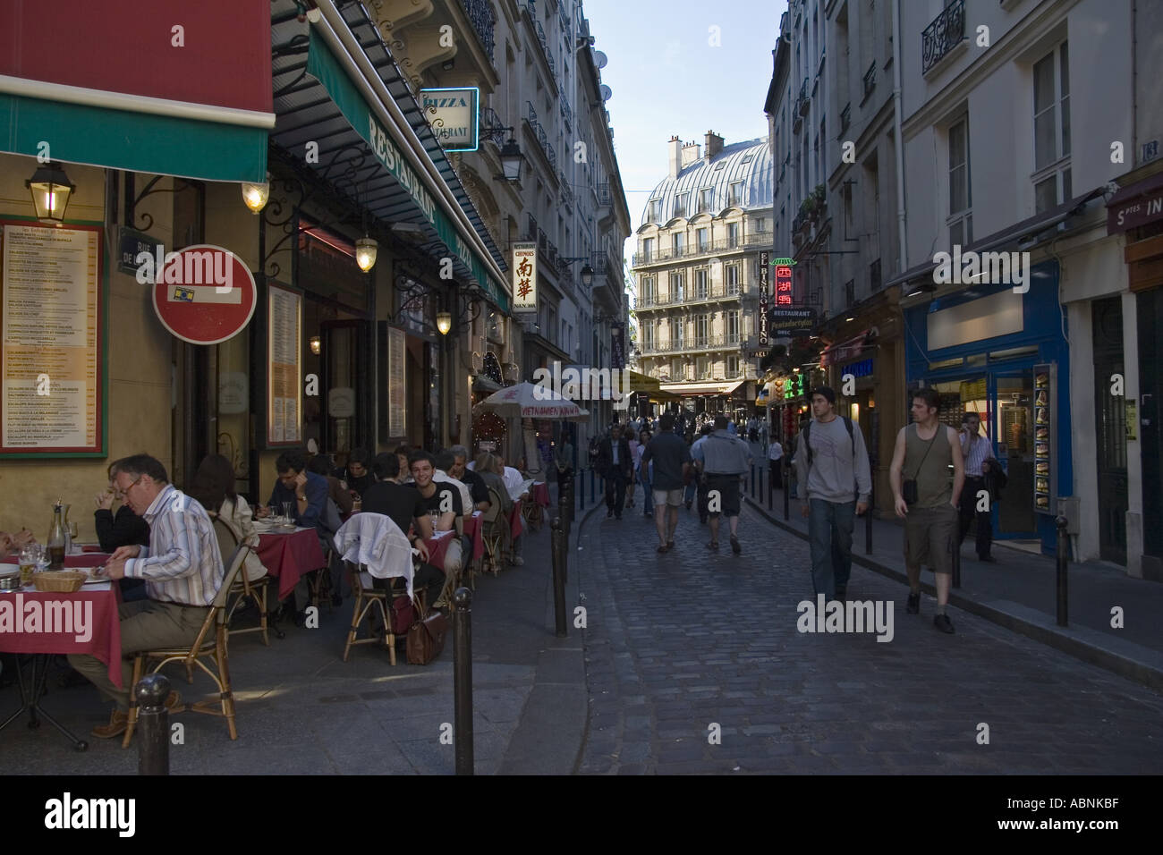 Persone a pranzare in ristoranti di Rue De La Harpe vicino a Place St Michel nel Quartiere Latino Parigi Francia Foto Stock