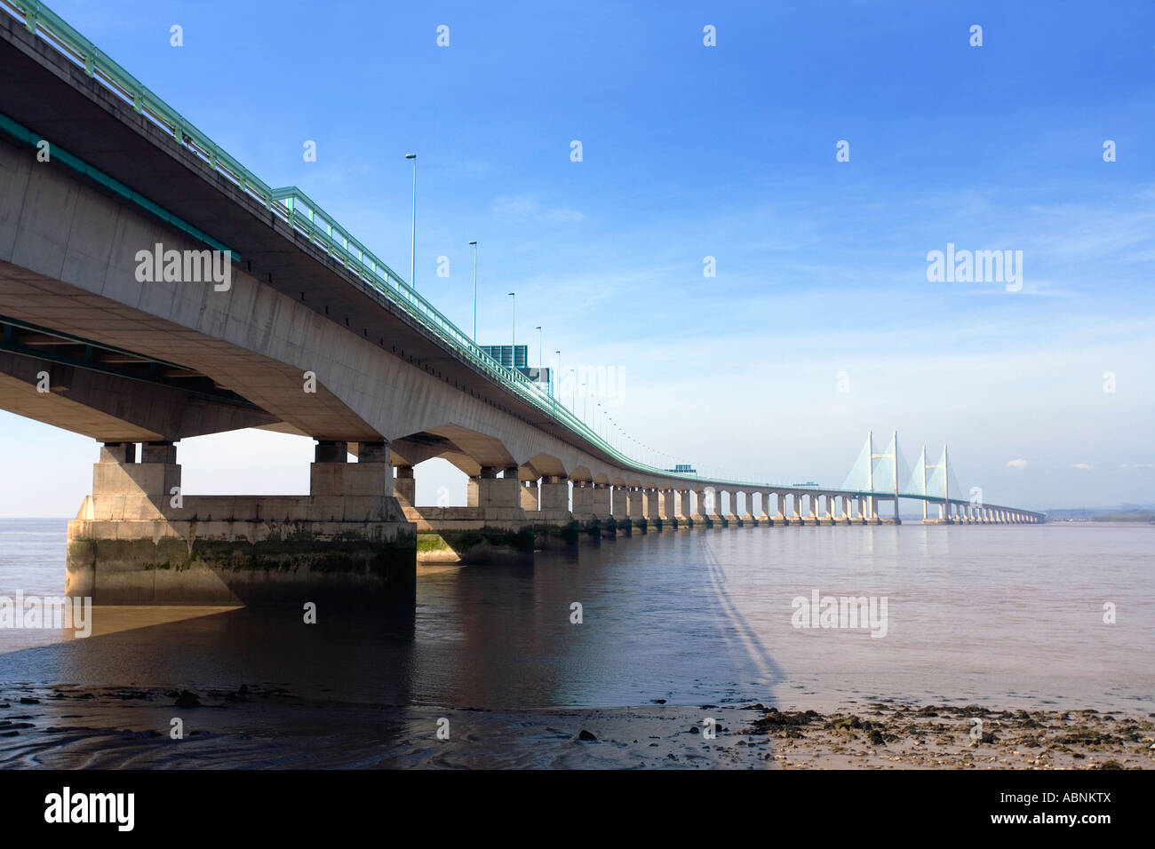 Nuovo Severn ponte che attraversa il fiume Severn Estuary che divide l'Inghilterra dal Galles sulla soleggiata giornata di primavera GLOUCESTERSHIRE REGNO UNITO Foto Stock