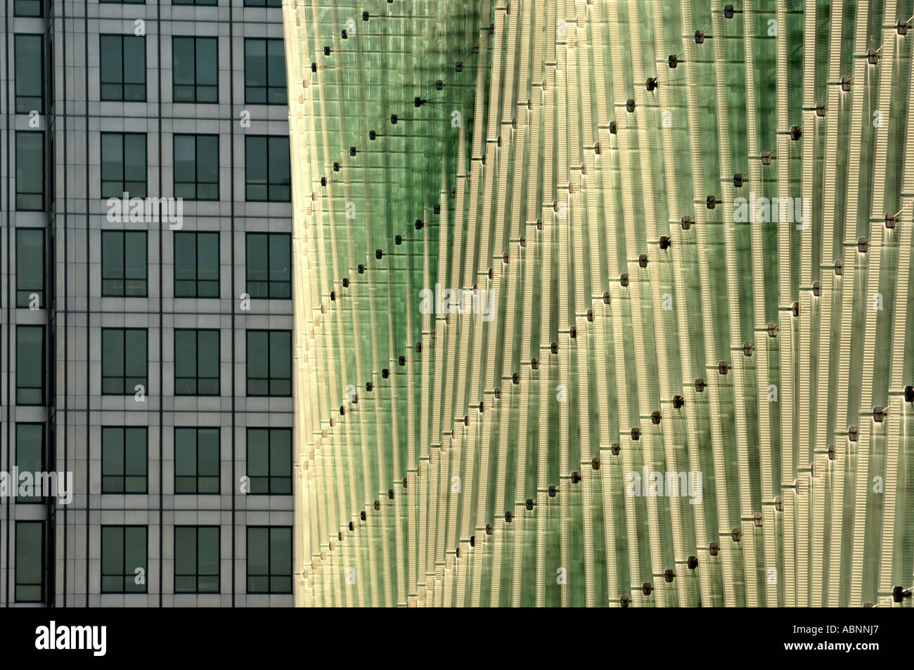 Canada luogo sospeso facciata di vetro, Waitrose, John Lewis, Canary Wharf station wagon, London, Regno Unito Foto Stock