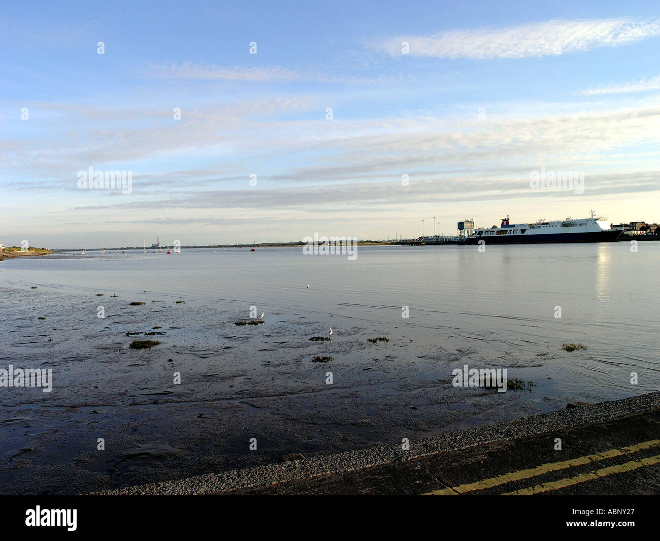 Vista dei Fleetwood ro ro ferry terminal e il fiume Wyre estuary dai scalo a Knott fine sul mare Lancashire Foto Stock