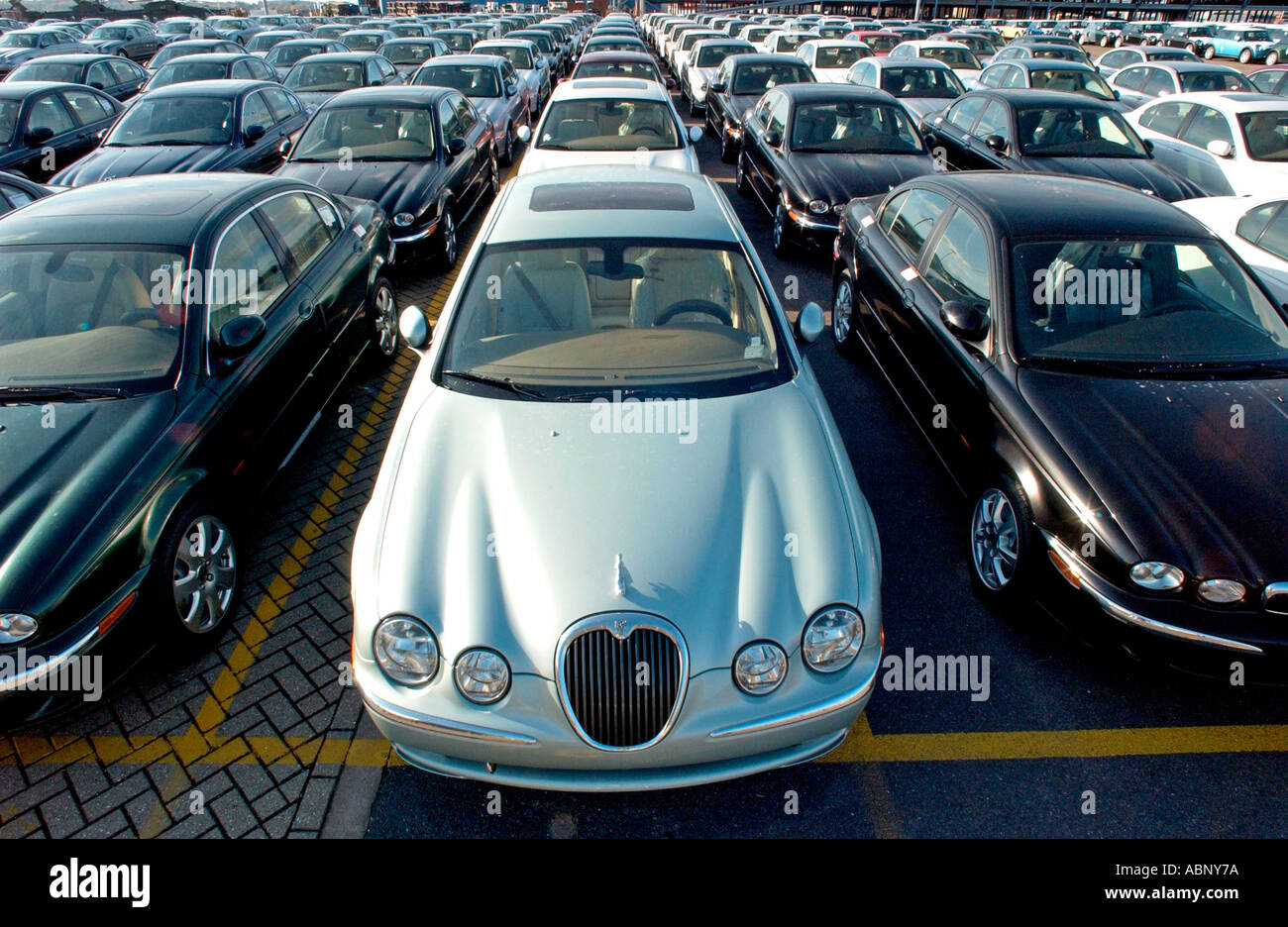 Lungo le linee della nuova Jaguar cars attendono l'esportazione a Wallenius Wilhelmsen caricatori a Southampton Docks Foto Stock