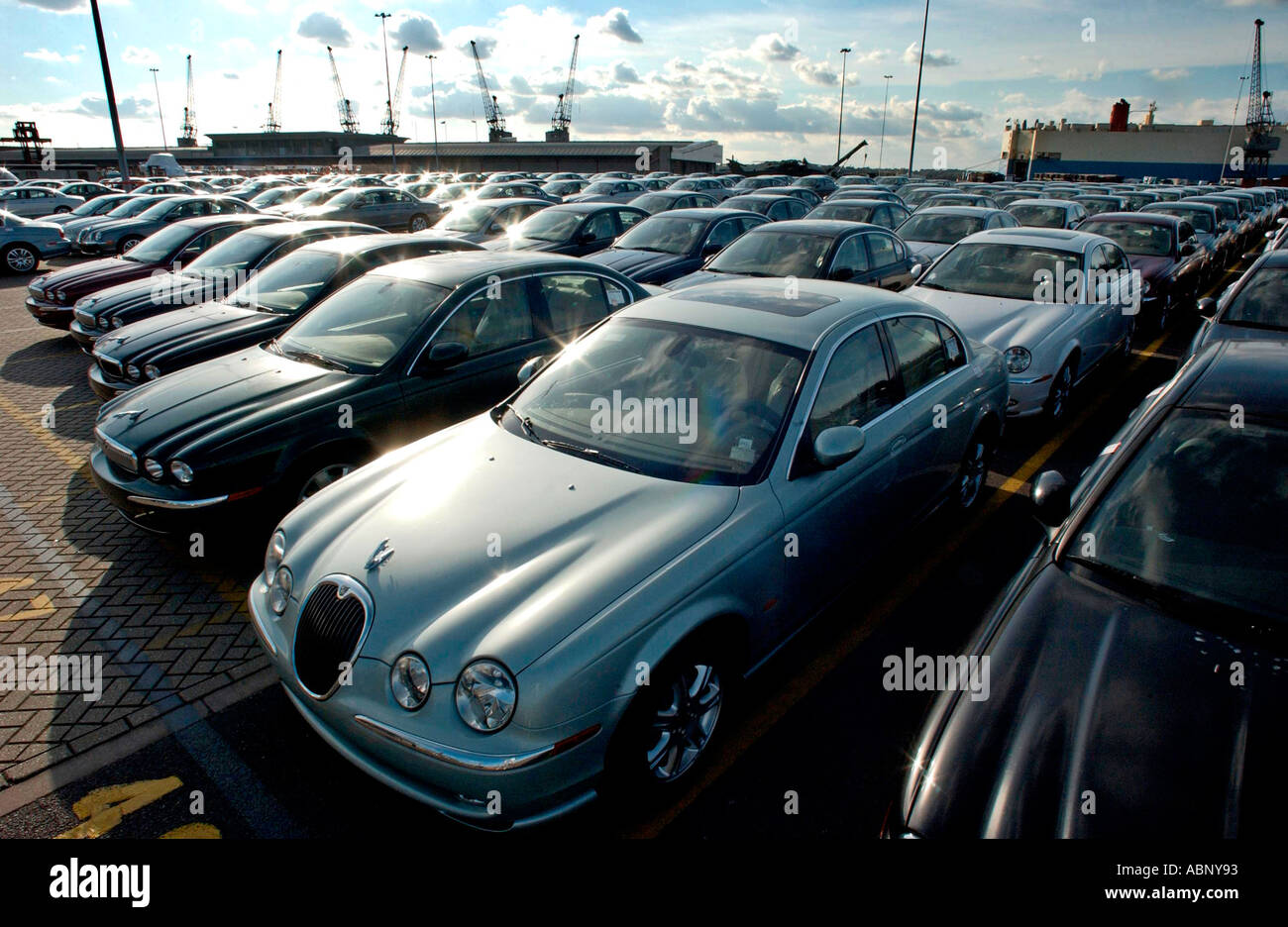 Lungo le linee della nuova Jaguar cars attendono l'esportazione a Wallenius Wilhelmsen caricatori a Southampton Docks Foto Stock