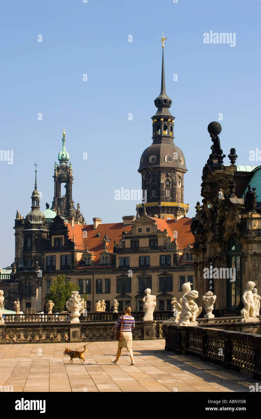 Passeggiate con il cane presso il palazzo reale di Dresda Germania Foto Stock