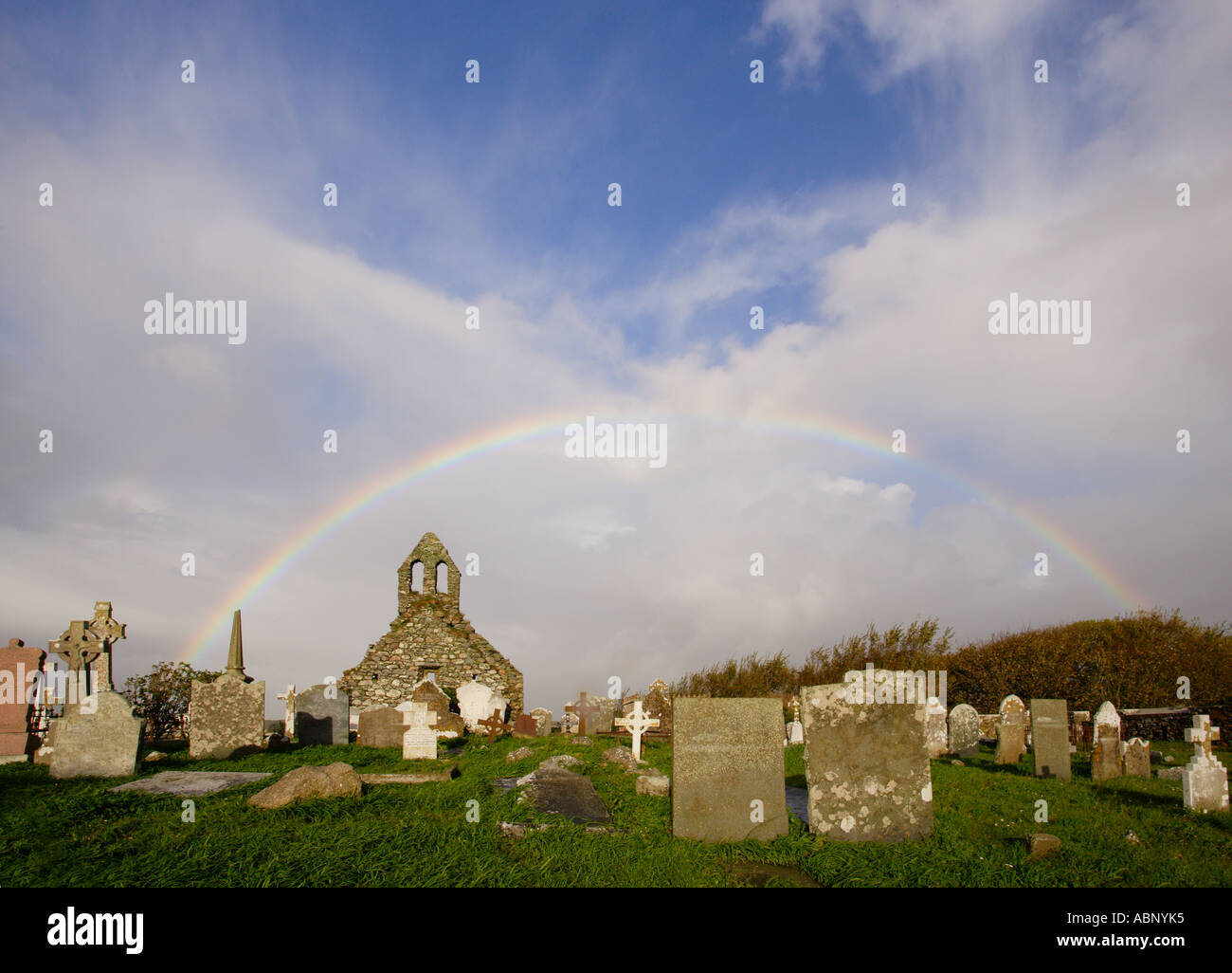 Cimitero con cimitero e chiesa di arcobaleno nel cielo drammatico in Wexford in Irlanda Foto Stock