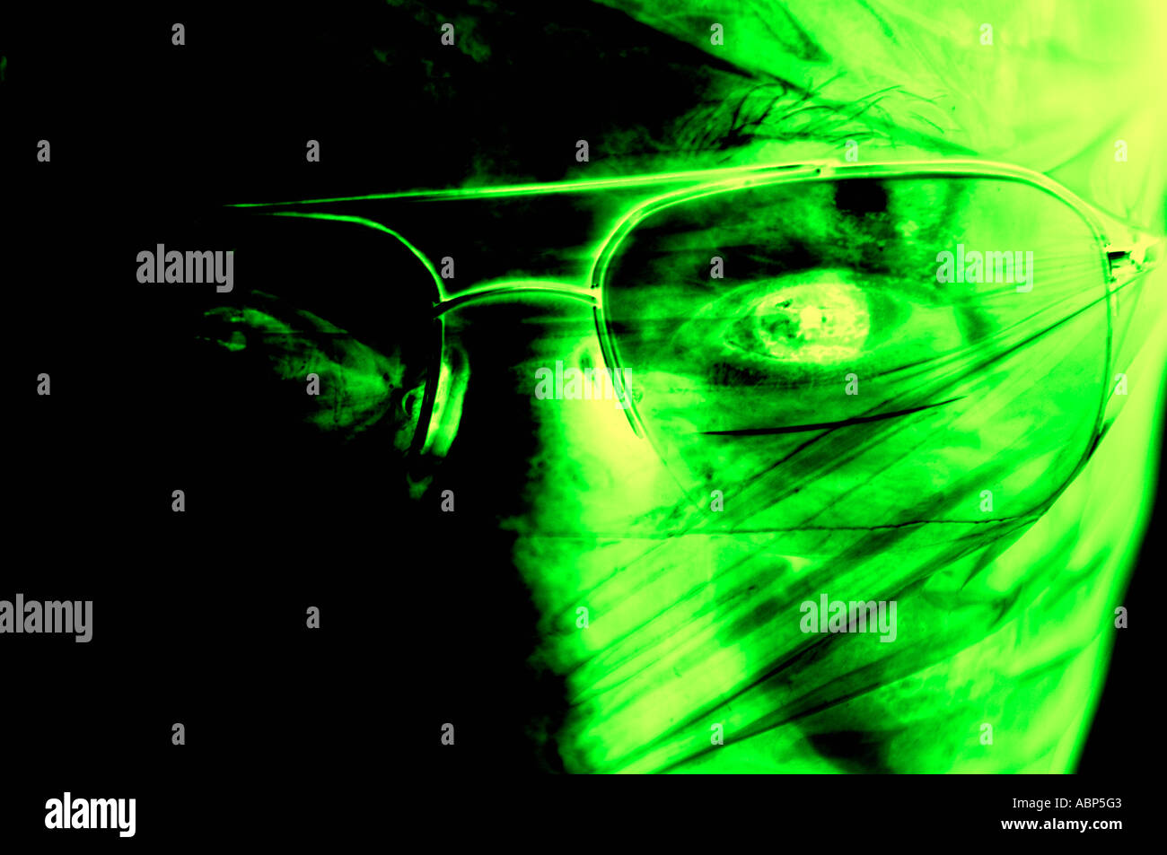 Generata da computer robot femmina testa con ombre proiettate sul viso Foto Stock