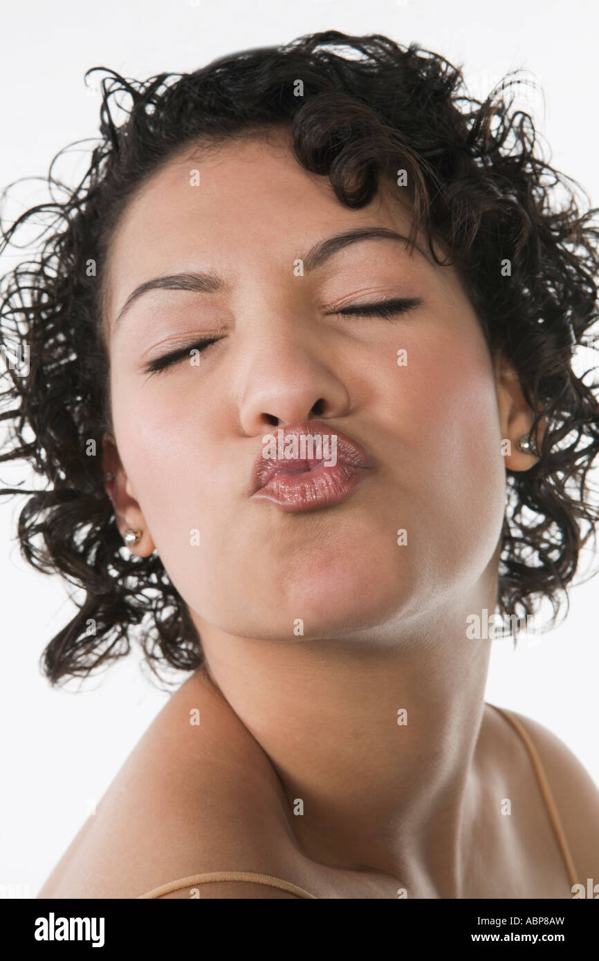 Donna fare kissy face Foto Stock
