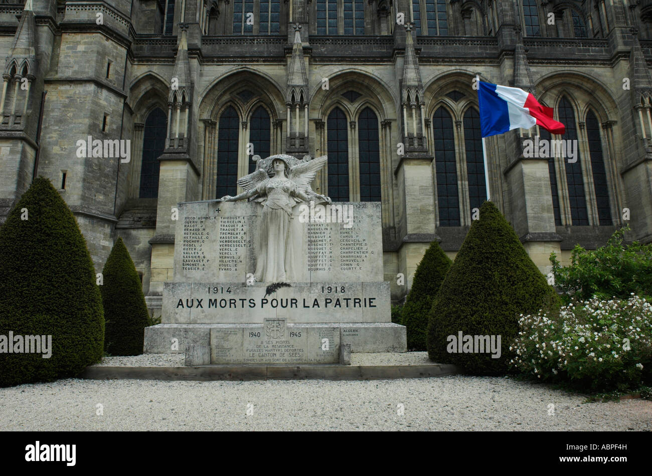 Memoriale di vede abitanti che cadde in entrambe le guerre tra cui combattenti della resistenza, vede la cattedrale, Francia Foto Stock