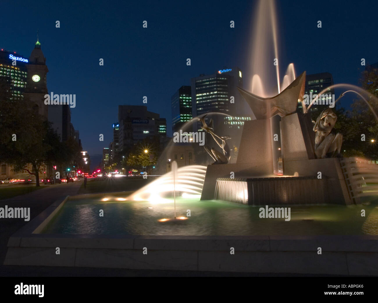 Fontana di acqua al tramonto, Victoria Square Adelaide, Australia del Sud, Foto Stock