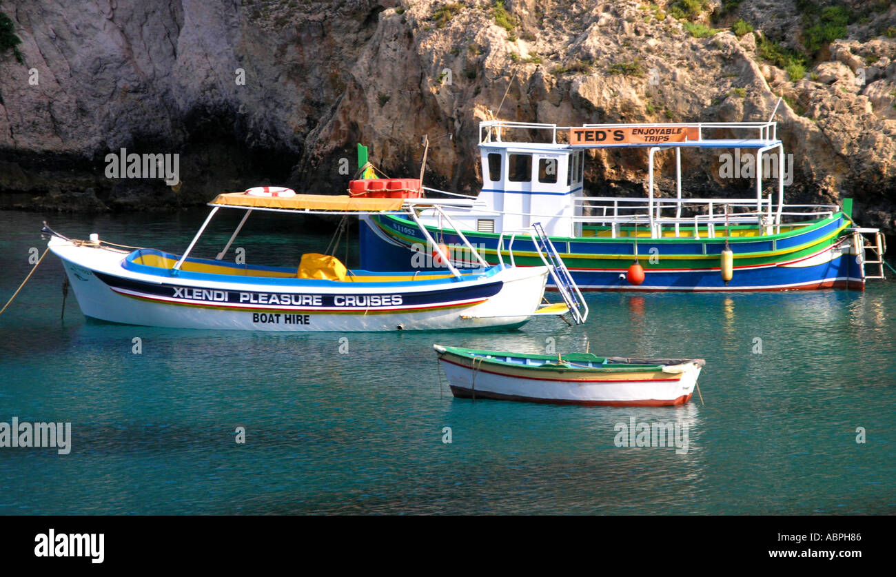 Barche da pesca nel piccolo porto di Baia di Xlendi a Gozo Malta Foto Stock