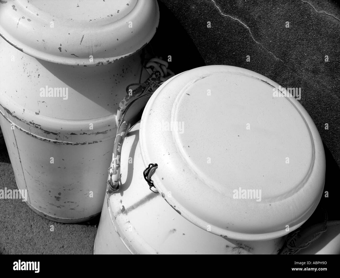 Due metallo Bidoni per il latte Foto Stock