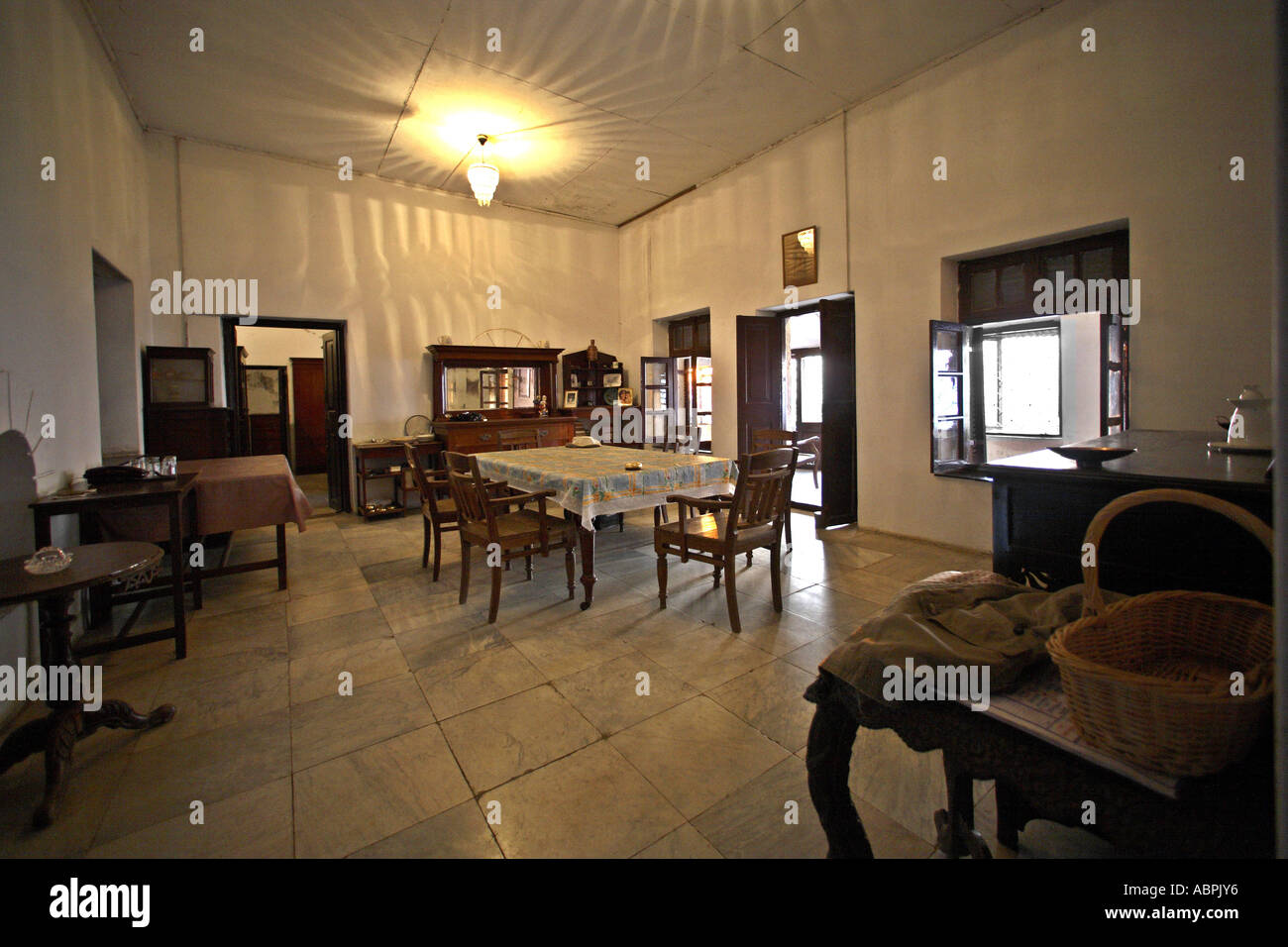 AAD79008 Coloniale Britannica vecchia casa di riposo sala da pranzo nei pressi di Sarnath Varanasi Uttar Pradesh, India Foto Stock