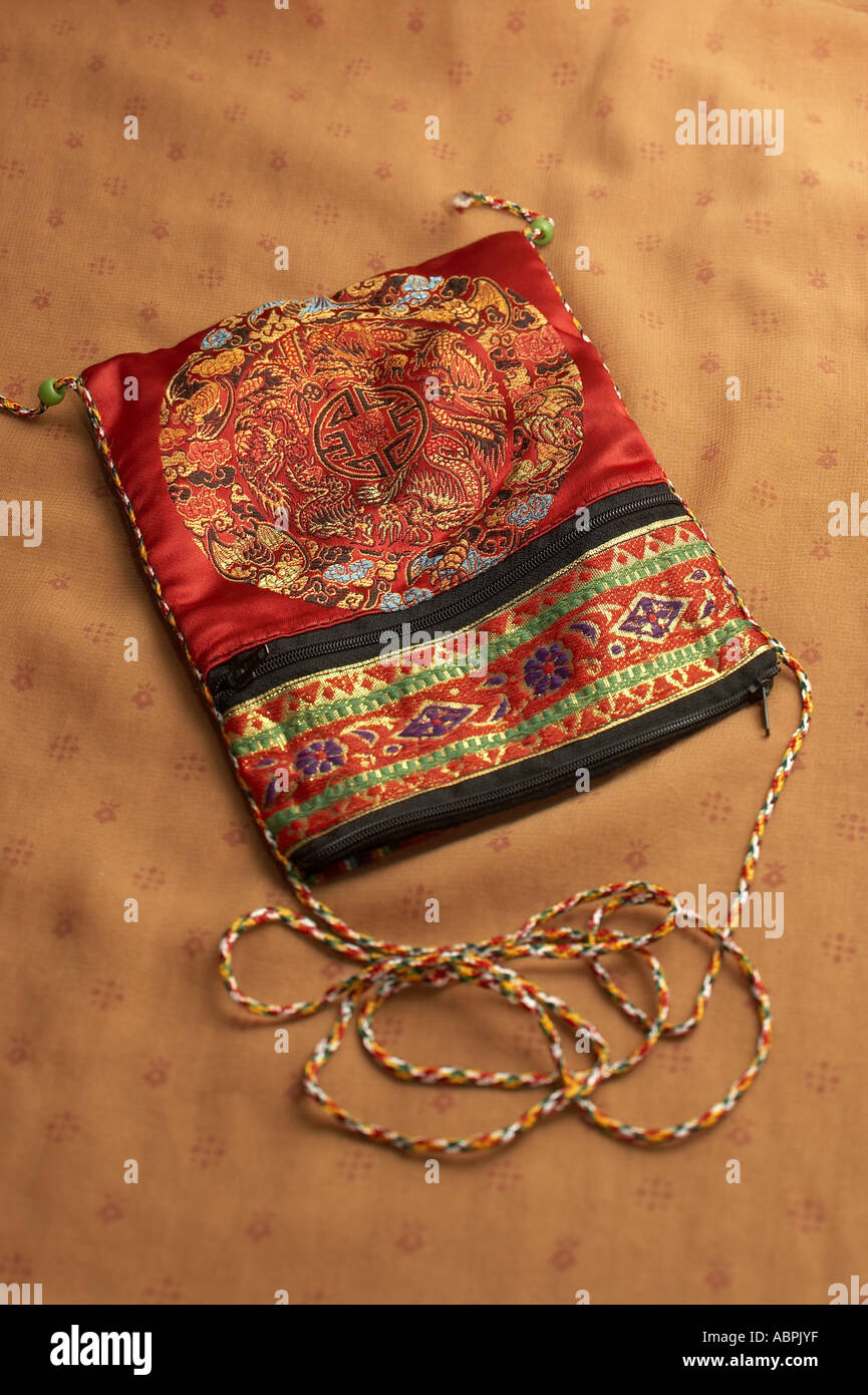 Borsa indiana in ceramica fatta a mano, borsa in tessuto seta, india Foto  stock - Alamy